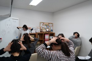 ⑨最後に、首の付け根。親指をこんな感じで押すと効く~